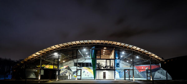 Kletterhalle, Blick vom Freigelände (Wird bei Klick vergrößert)