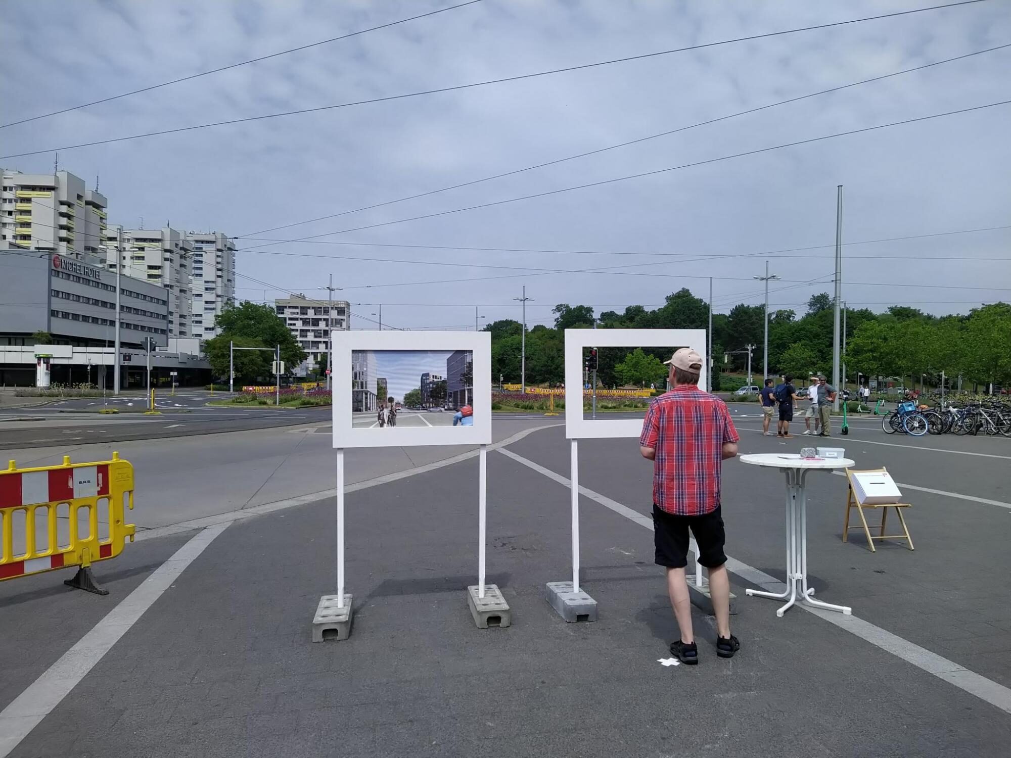 Aufsteller mit Darstellungen der Ansicht auf die geplante Kur-Schumacher-Straße (Wird bei Klick vergrößert)