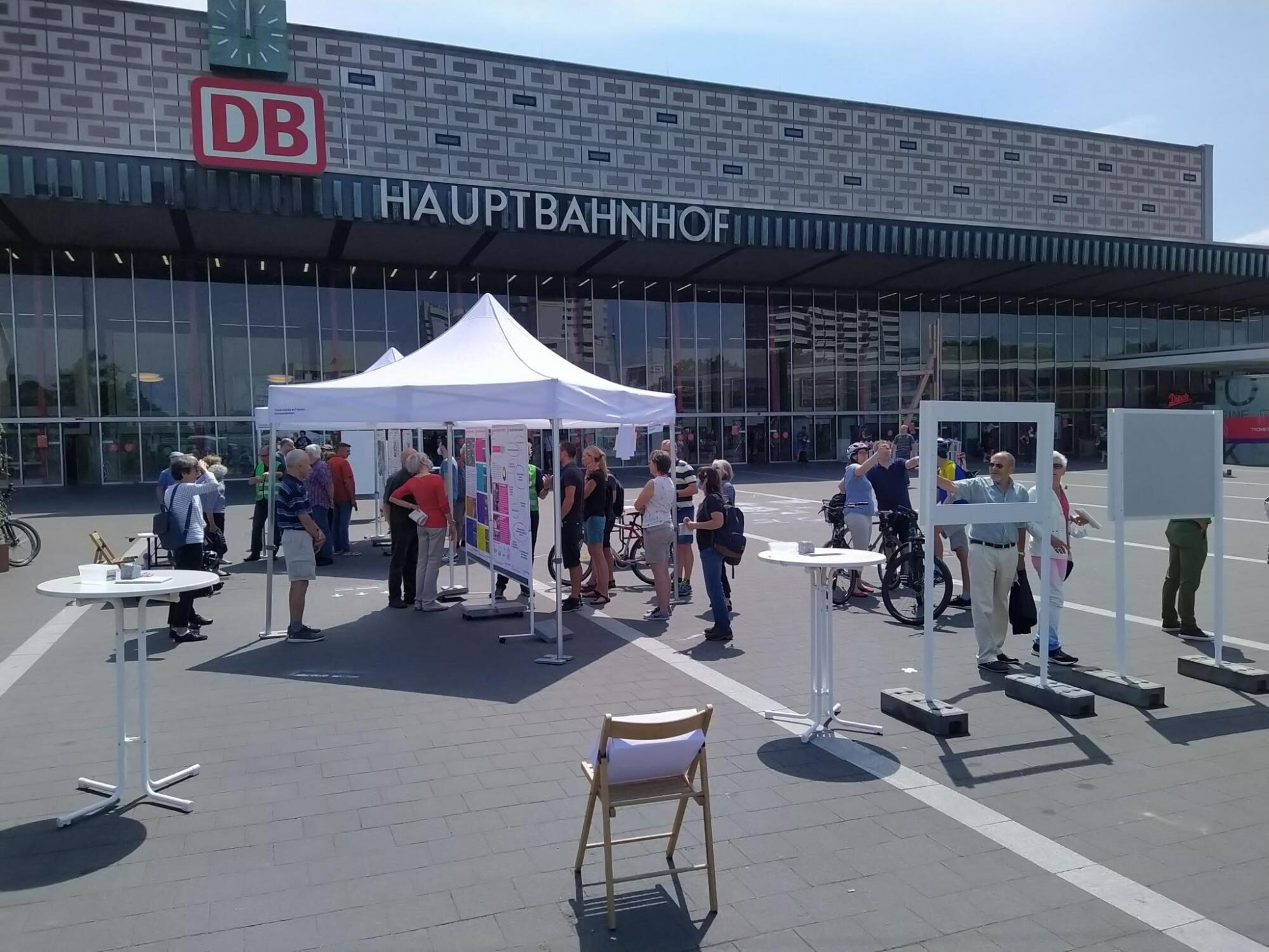 Informationsstand vor dem Hauptbahnhof (Wird bei Klick vergrößert)