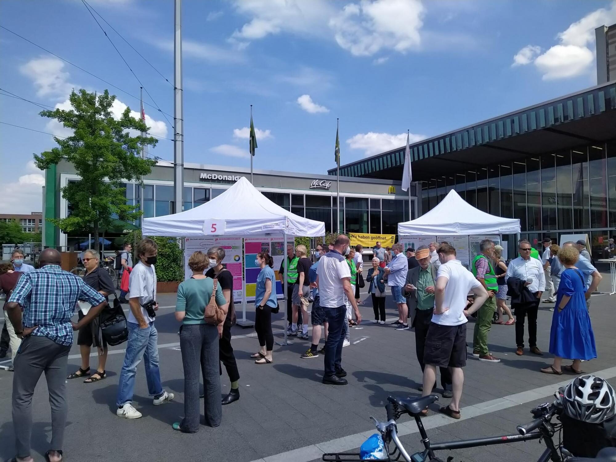 Bürger am Informationsstand am Eingang zum Hauptbahnhof (Wird bei Klick vergrößert)