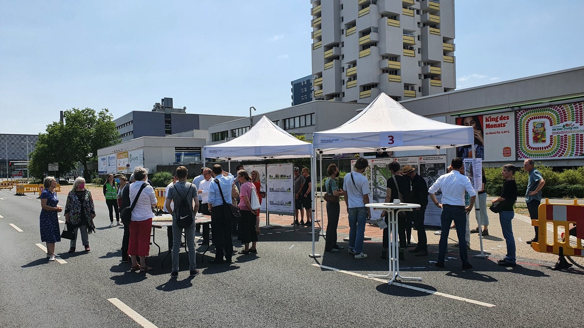 Bürger am Informationsstand (Wird bei Klick vergrößert)