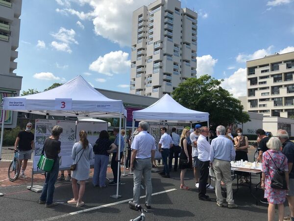 Bürger vor dem Informationsstand (Wird bei Klick vergrößert)