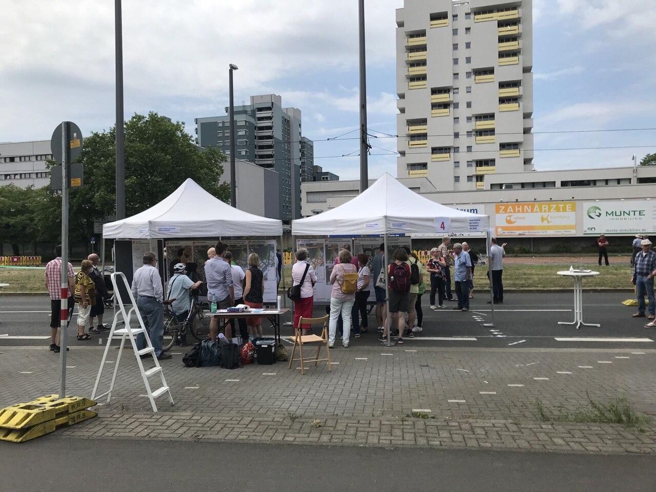 Bürger am Informationsstand (Wird bei Klick vergrößert)