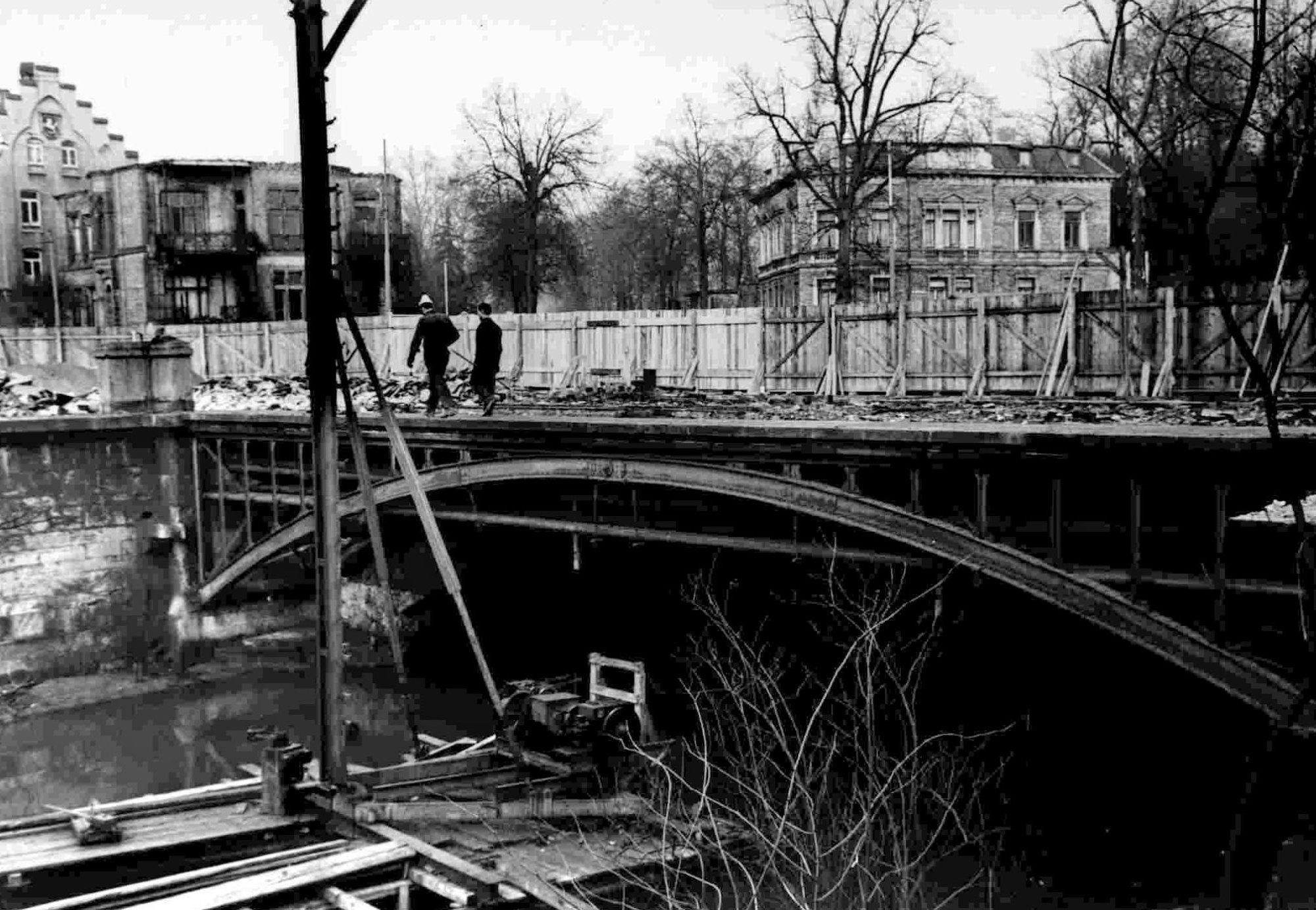 Augusttorbrücke, Westansicht der alten Brücke vor dem Abbruch, um 1958 (Wird bei Klick vergrößert)