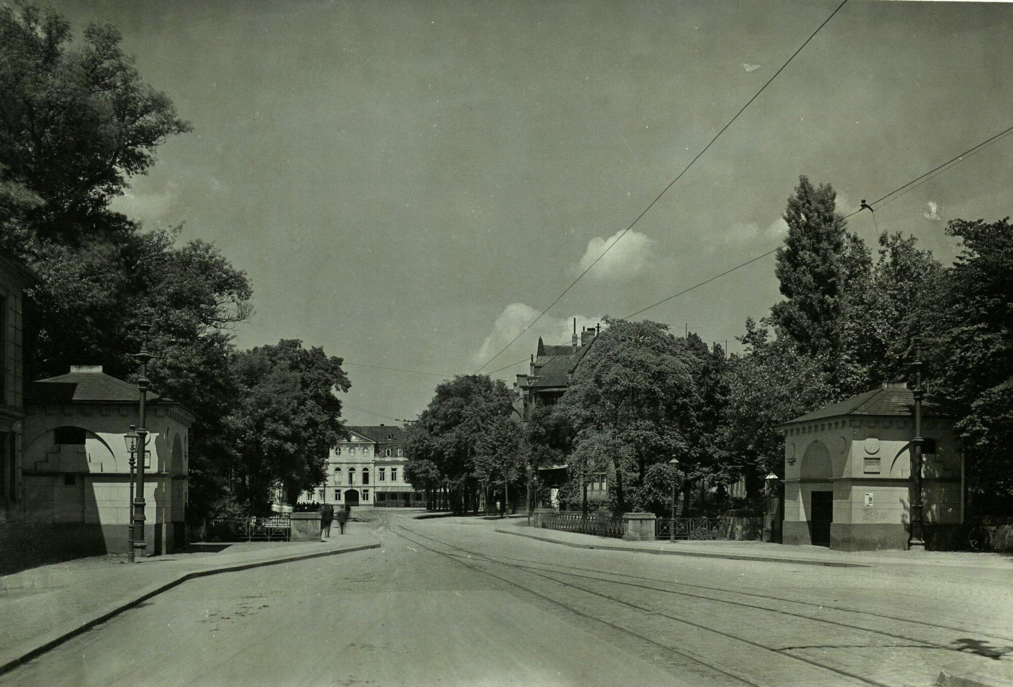 Augusttorbrücke, Südansicht, um 1930 (Wird bei Klick vergrößert)