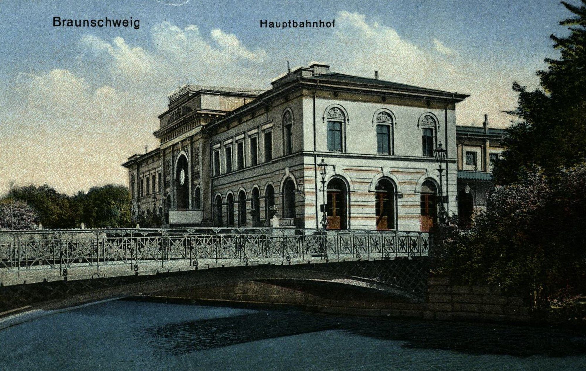 Bahnhofsbrücke, Alter Hauptbahnhof, Westansicht mit westlicher Brücke, um 1910