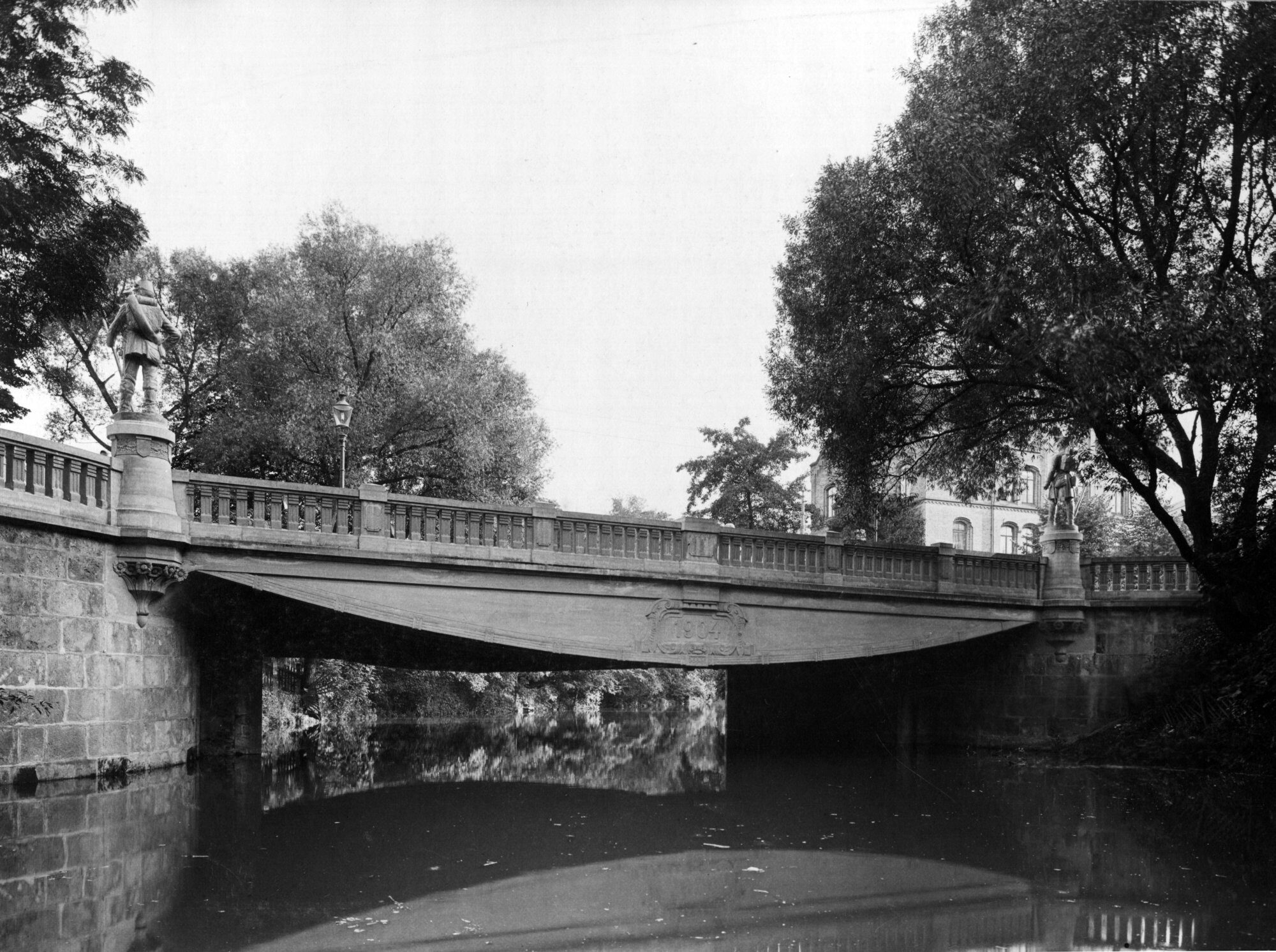 Fallerslebertorbrücke, Südansicht, Foto Georg Meyer, 1904 (Wird bei Klick vergrößert)