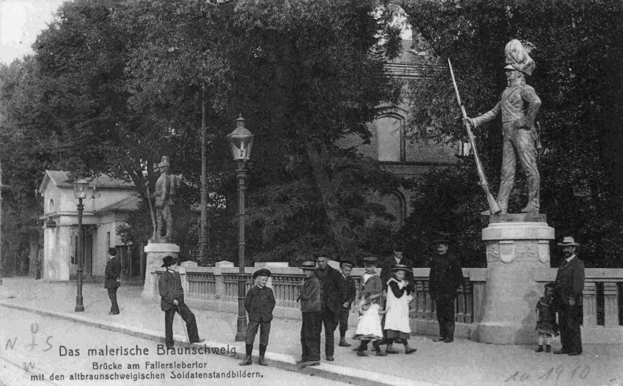 Fallerslebertorbrücke, Südgeländer, um 1906 (Wird bei Klick vergrößert)