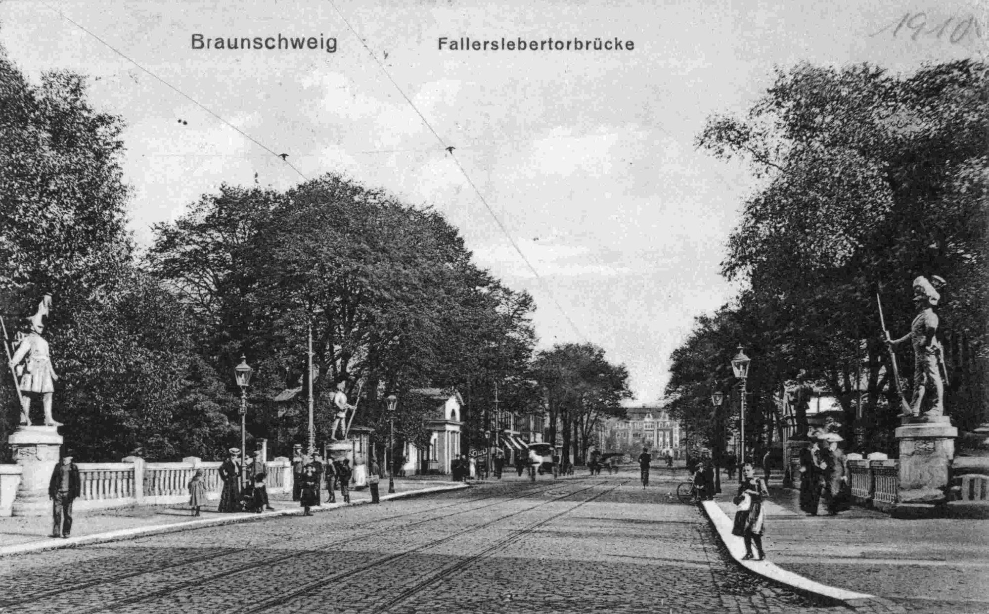 Fallerslebertorbrücke, Westansicht, 1910 (Wird bei Klick vergrößert)