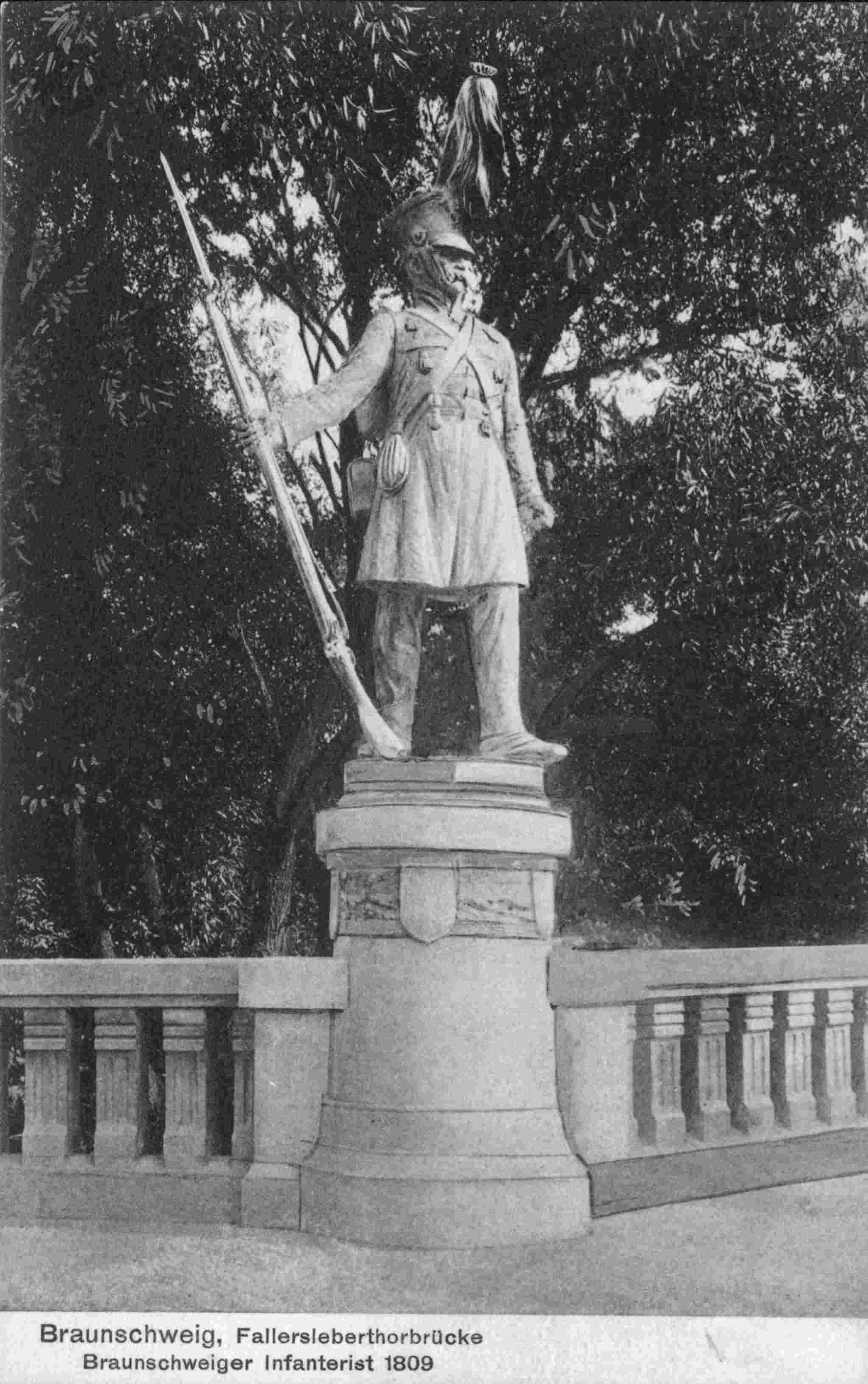 Fallerslebertorbrücke, Soldatenstatue, 1906 (Wird bei Klick vergrößert)