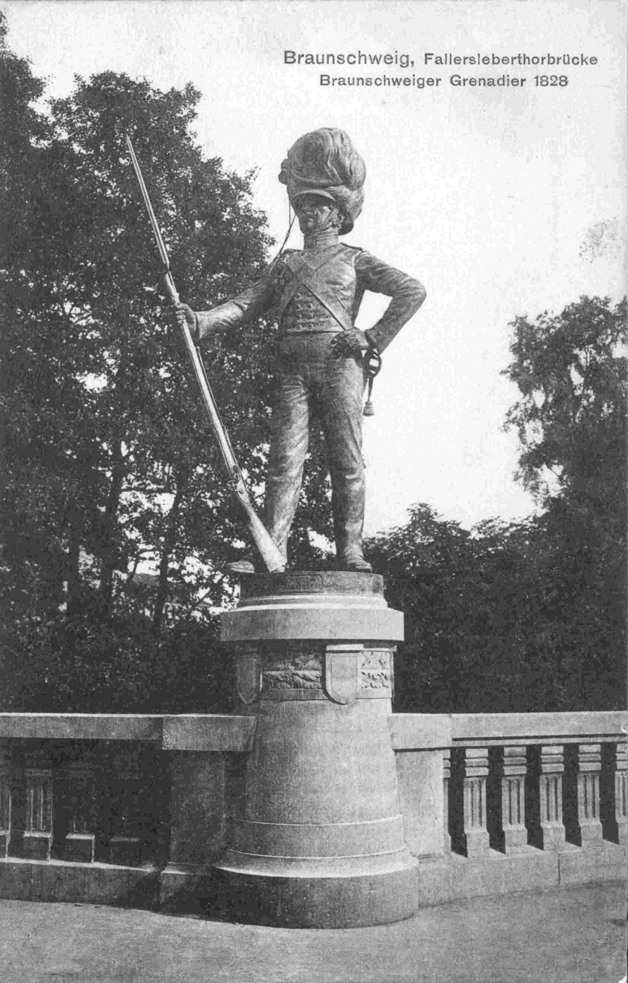 Fallerslebertorbrücke, Soldatenstatue, 1906 (Wird bei Klick vergrößert)