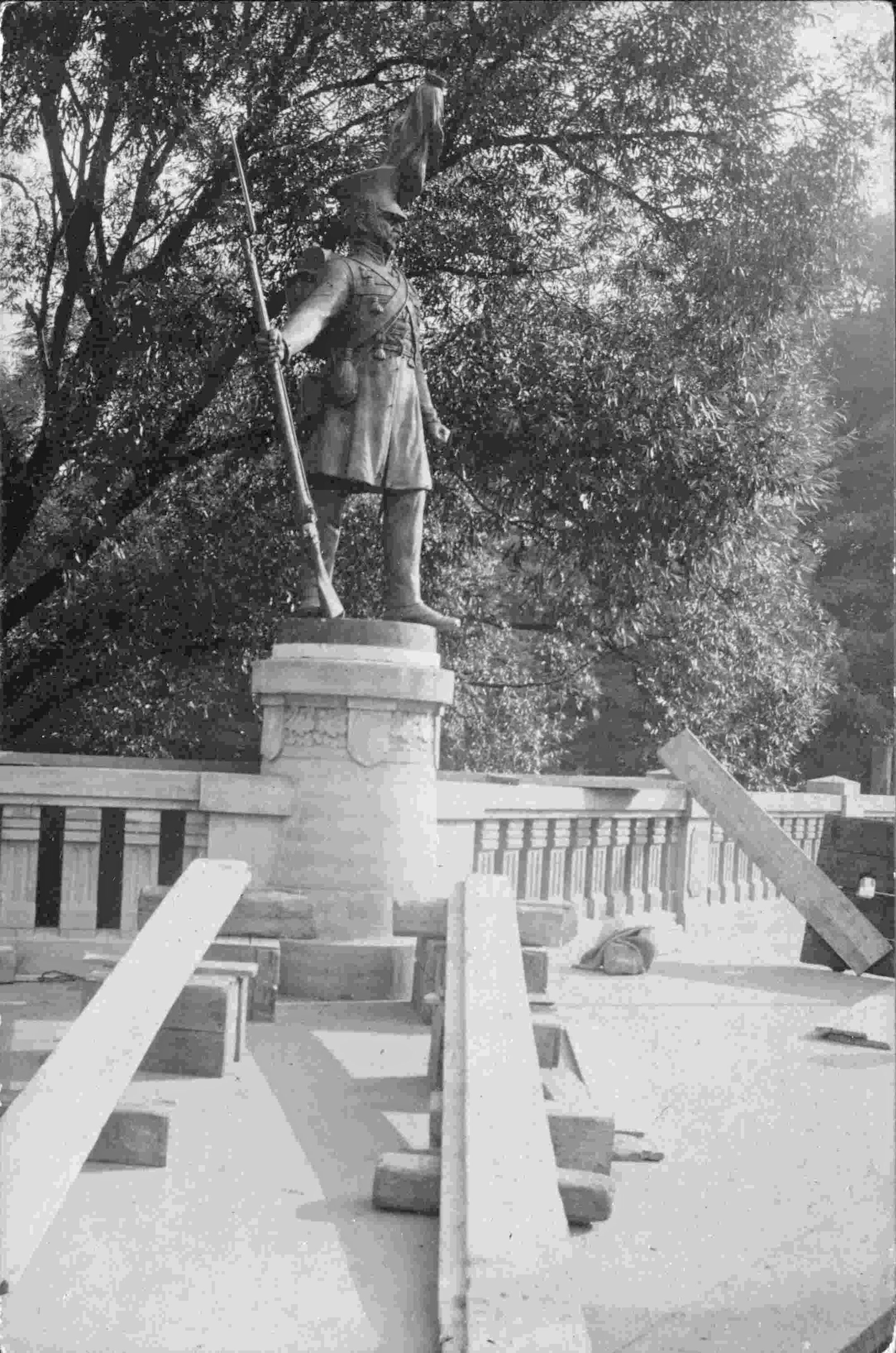 Fallerslebertorbrücke, Soldatenstatue, 1906 (Wird bei Klick vergrößert)