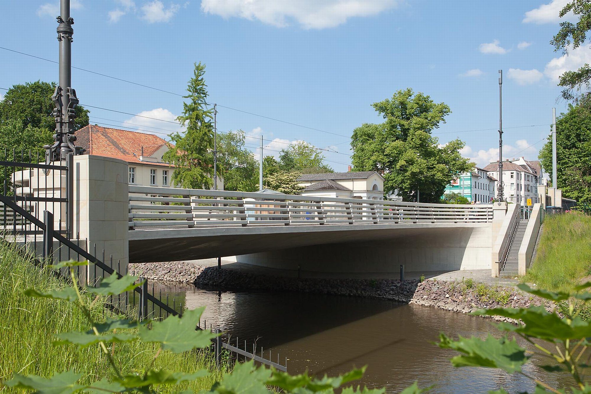 Fallerslebertorbrücke, Südansicht, 2013 (Wird bei Klick vergrößert)