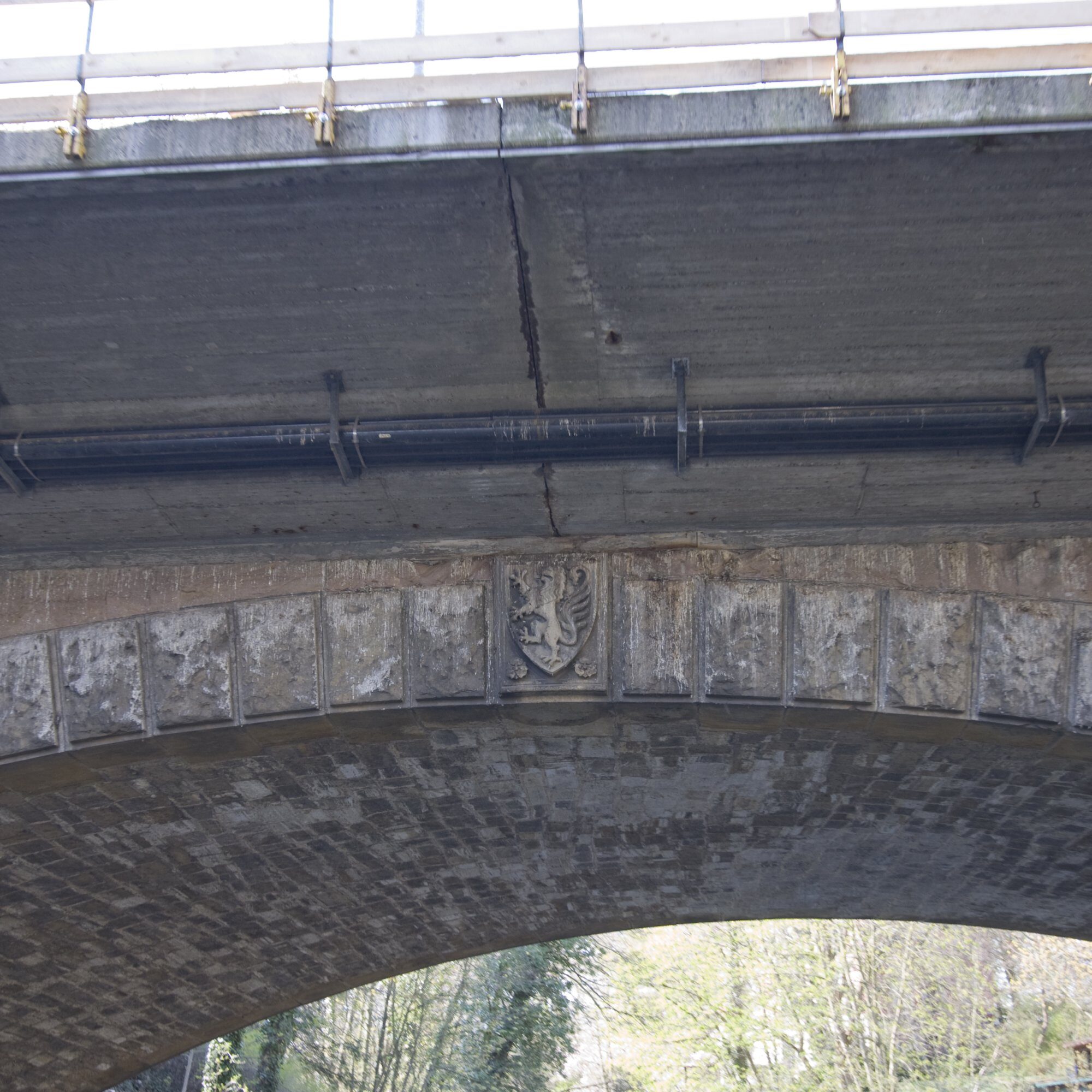 Leonhardbrücke, Detail Stadtwappen, 2010 (Wird bei Klick vergrößert)