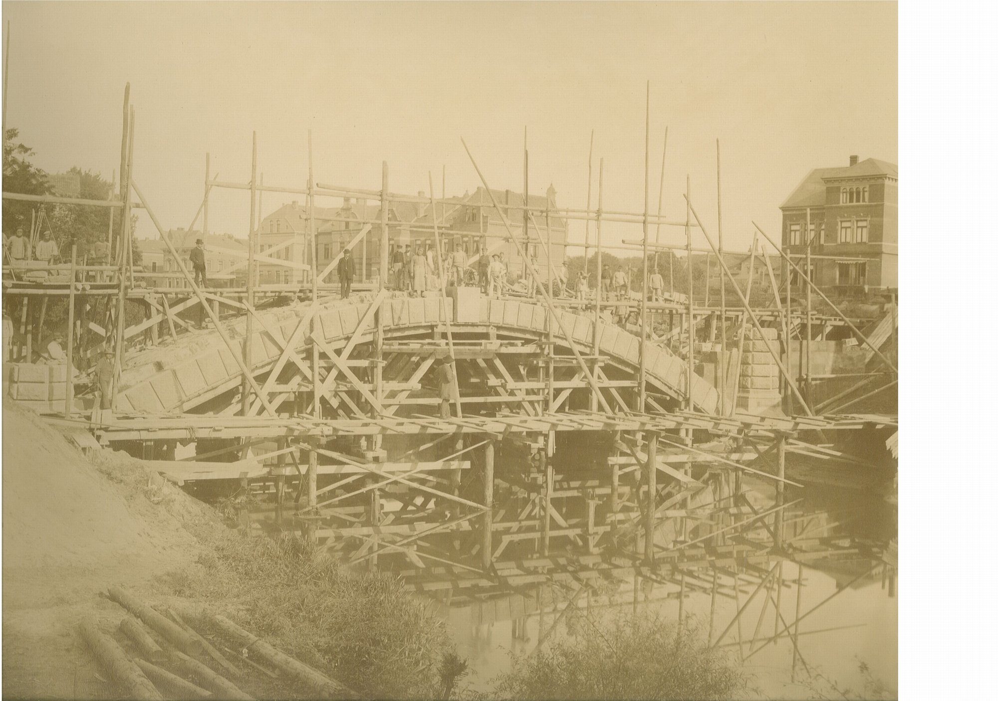 Leonhardbrücke, Fotografie der Baustelle, 1885 (Wird bei Klick vergrößert)