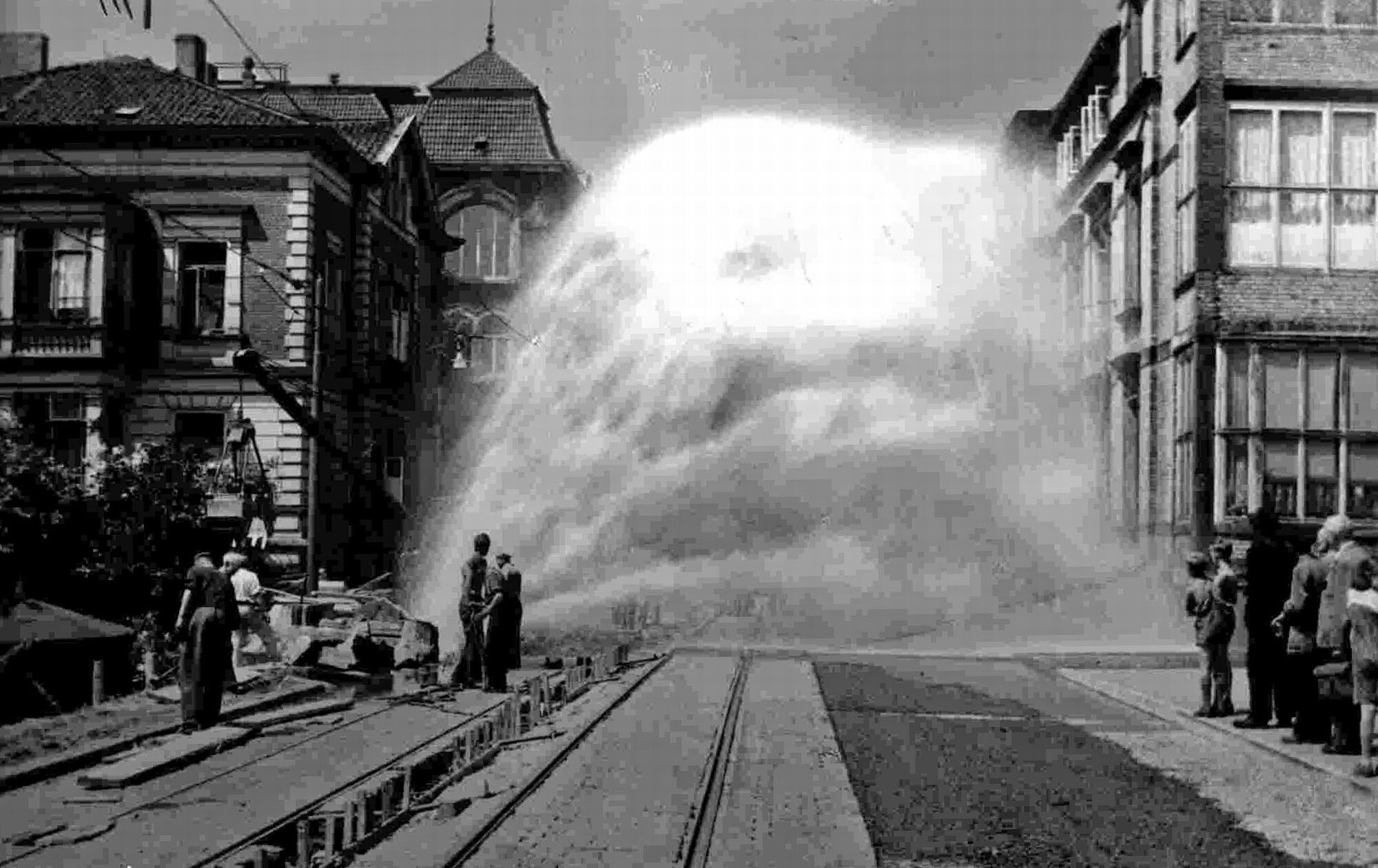 Leonhardbrücke, Wasserrohrbruch bei Umbauarbeiten, 1956 (Wird bei Klick vergrößert)