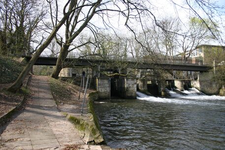 Petriwehrbrücke, Ostansicht Brücke und Wehr, 2010