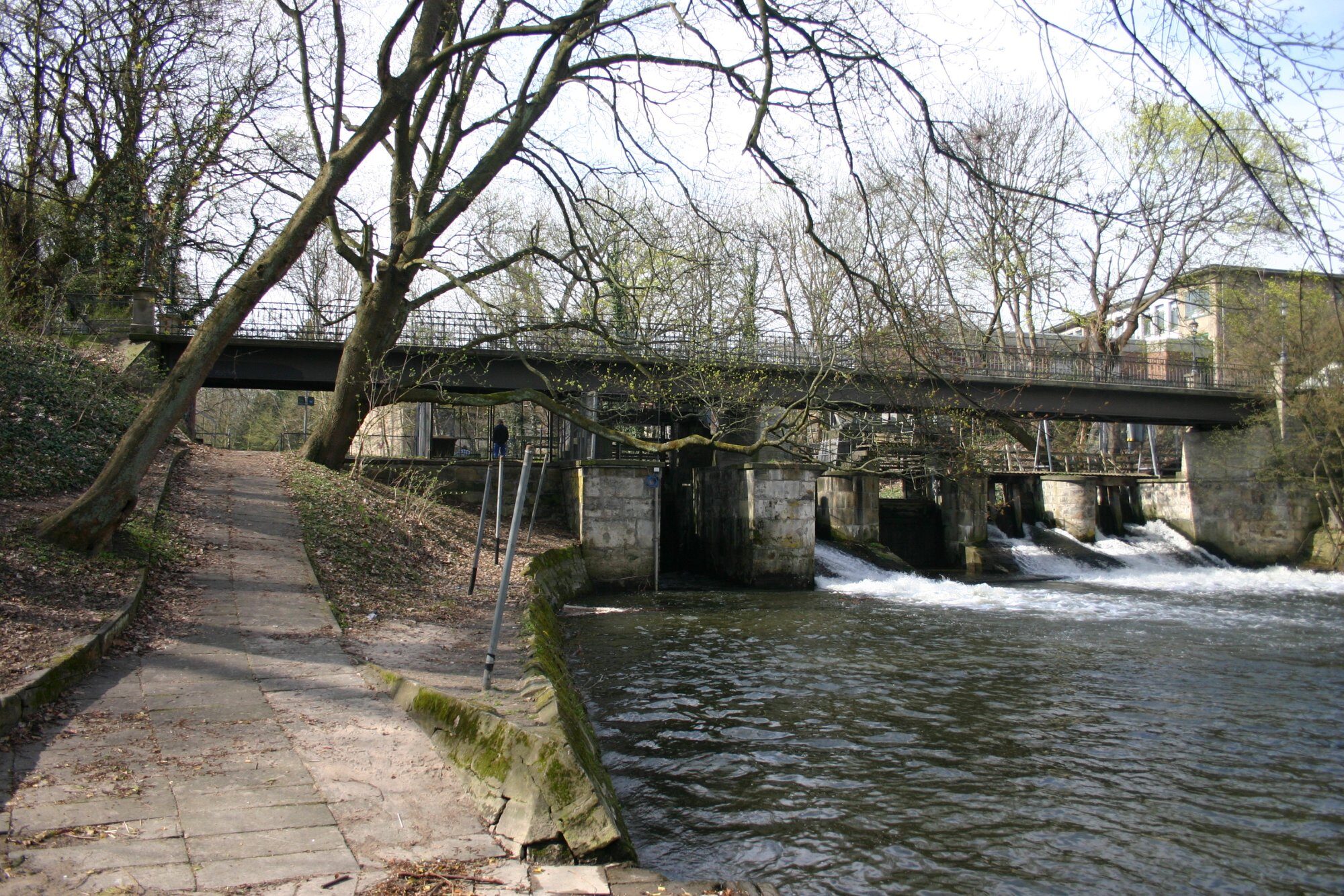 Petriwehrbrücke, Ostansicht Brücke und Wehr, 2010 (Wird bei Klick vergrößert)