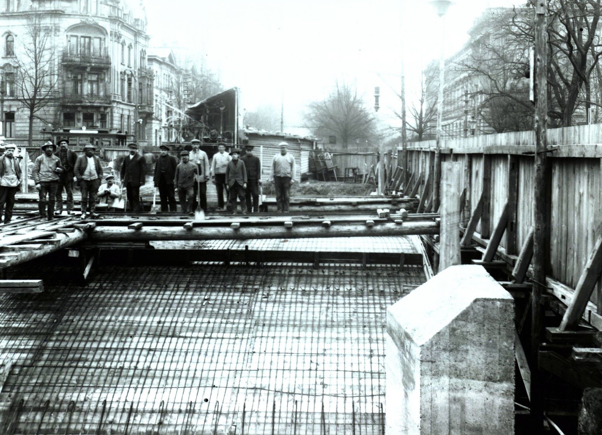 Steintorbrücke, Einbau der Betonbewehrung, 1914
