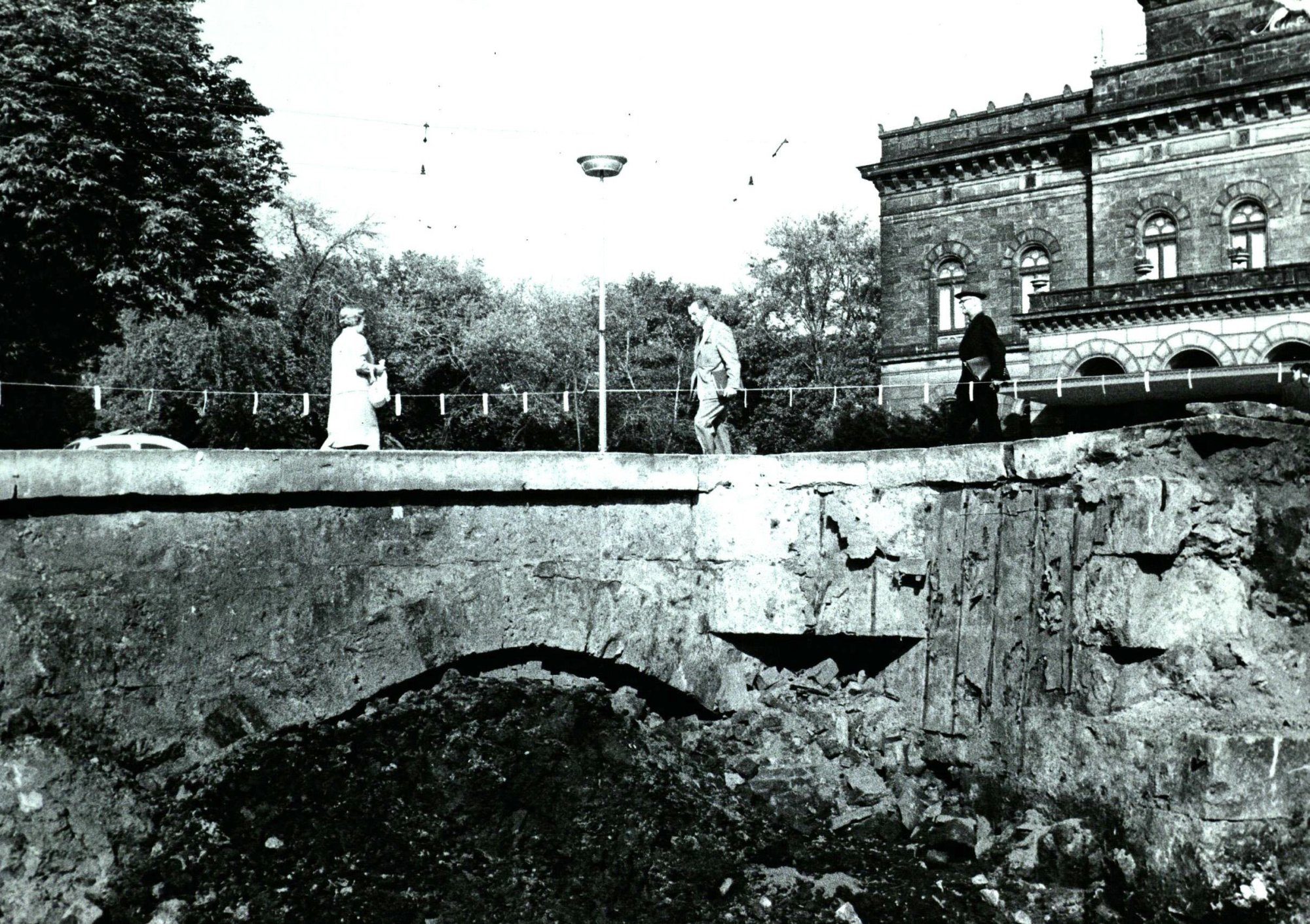 Steintorbrücke, Freilegung der inneren Grabenbrücke vor dem Staatstheater, 1964 (Wird bei Klick vergrößert)