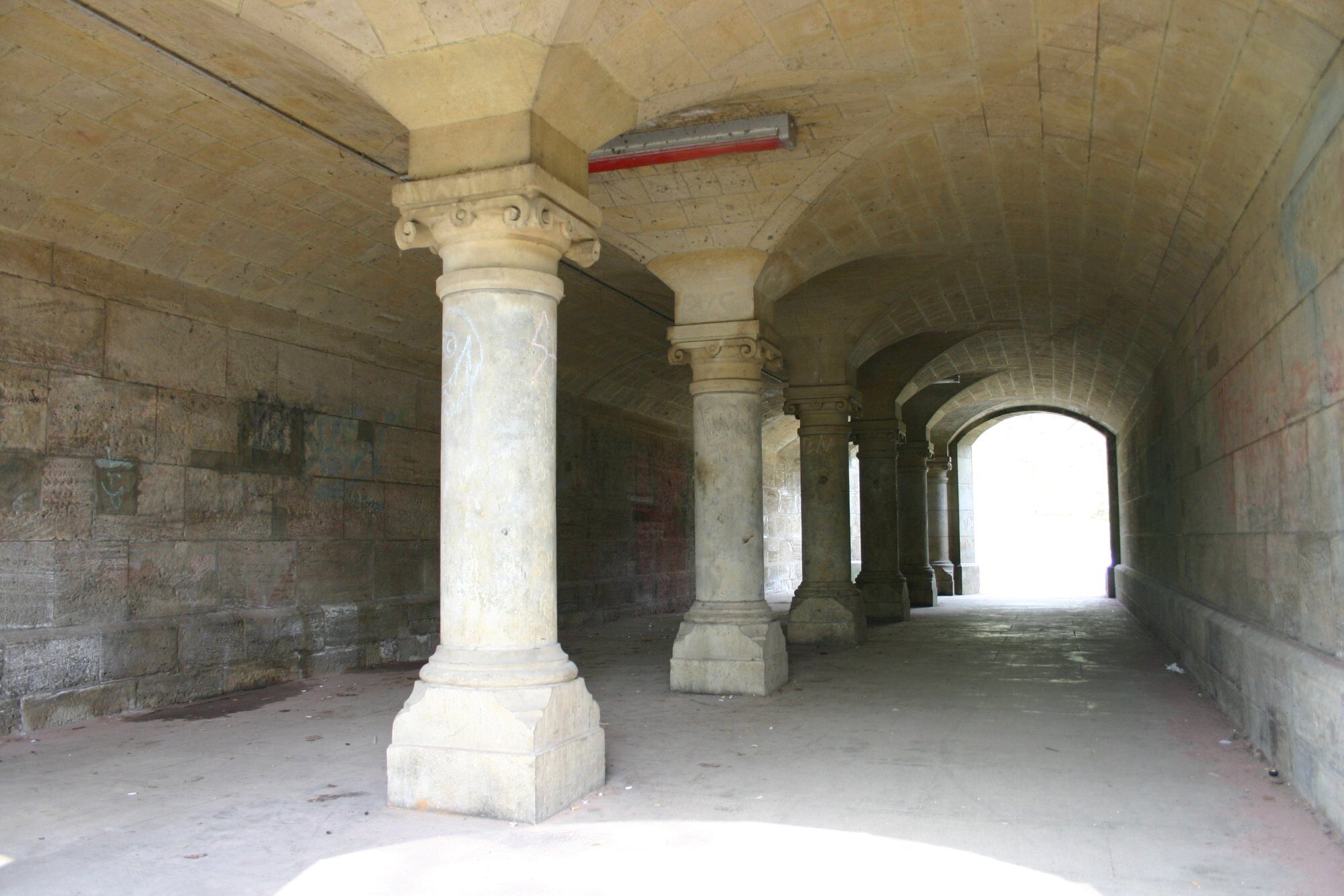 Theaterbrücke, Fußgängerdurchgang, 2010 (Wird bei Klick vergrößert)