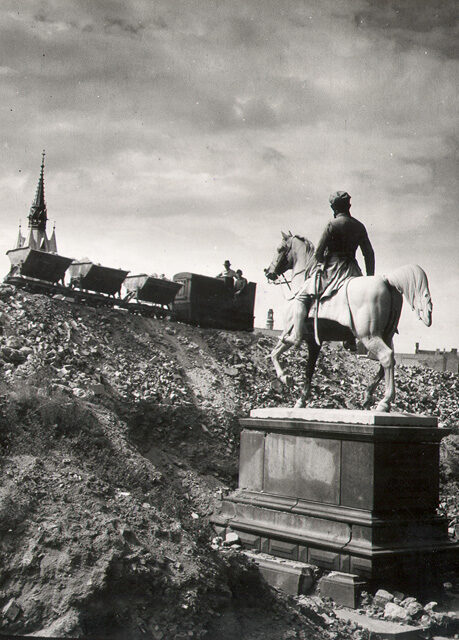 Trümmerbahn auf dem Schlossplatz 1947 (Wird bei Klick vergrößert)