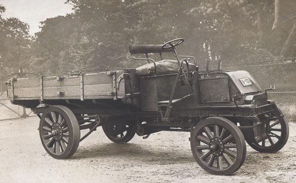 1903 fertiggestellt: Der erste Lastkraftwagen (Wird bei Klick vergrößert)