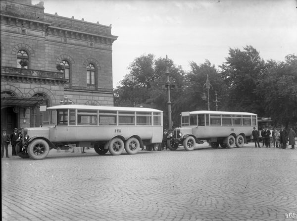 Erste Dreiachs-Omnibusse 1924 (Wird bei Klick vergrößert)