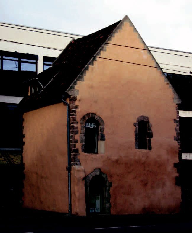 Hagenbrücke 5, der ursprünglich durch das Vordergebäude verdeckte Südgiebel zeigt die ursprünglichen Zugänge in das Erd- und Obergeschoss der Kemenate. (Wird bei Klick vergrößert)