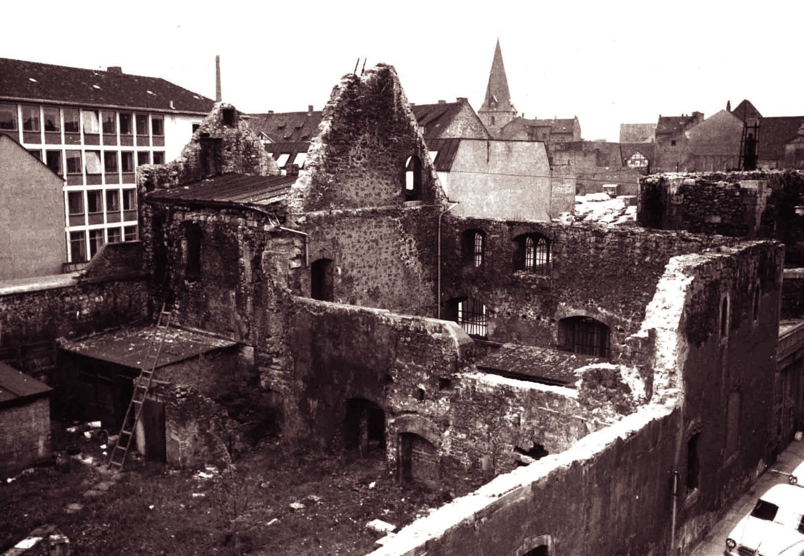 Jakob-Kemenate, Ruinen des Gebäudekomplexes (um 1960). Im Vordergrund das Seitengebäude, hinten die Kemenate. Bis auf die Kemenate wurde der immer noch wertvolle Baubestand nach 1960 abgebrochen. (Wird bei Klick vergrößert)