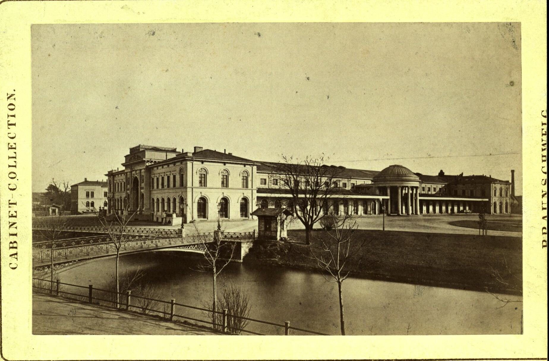 Aus den Pioniertagen der Eisenahn: Blick in den Bahnhof der ersten deutschen Staatsbahn am Bruchtorwall (Wird bei Klick vergrößert)