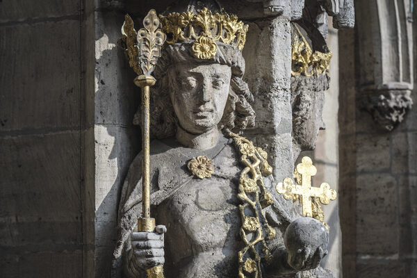 Otto IV.-Steinfigur am Altstadtrathaus (Wird bei Klick vergrößert)