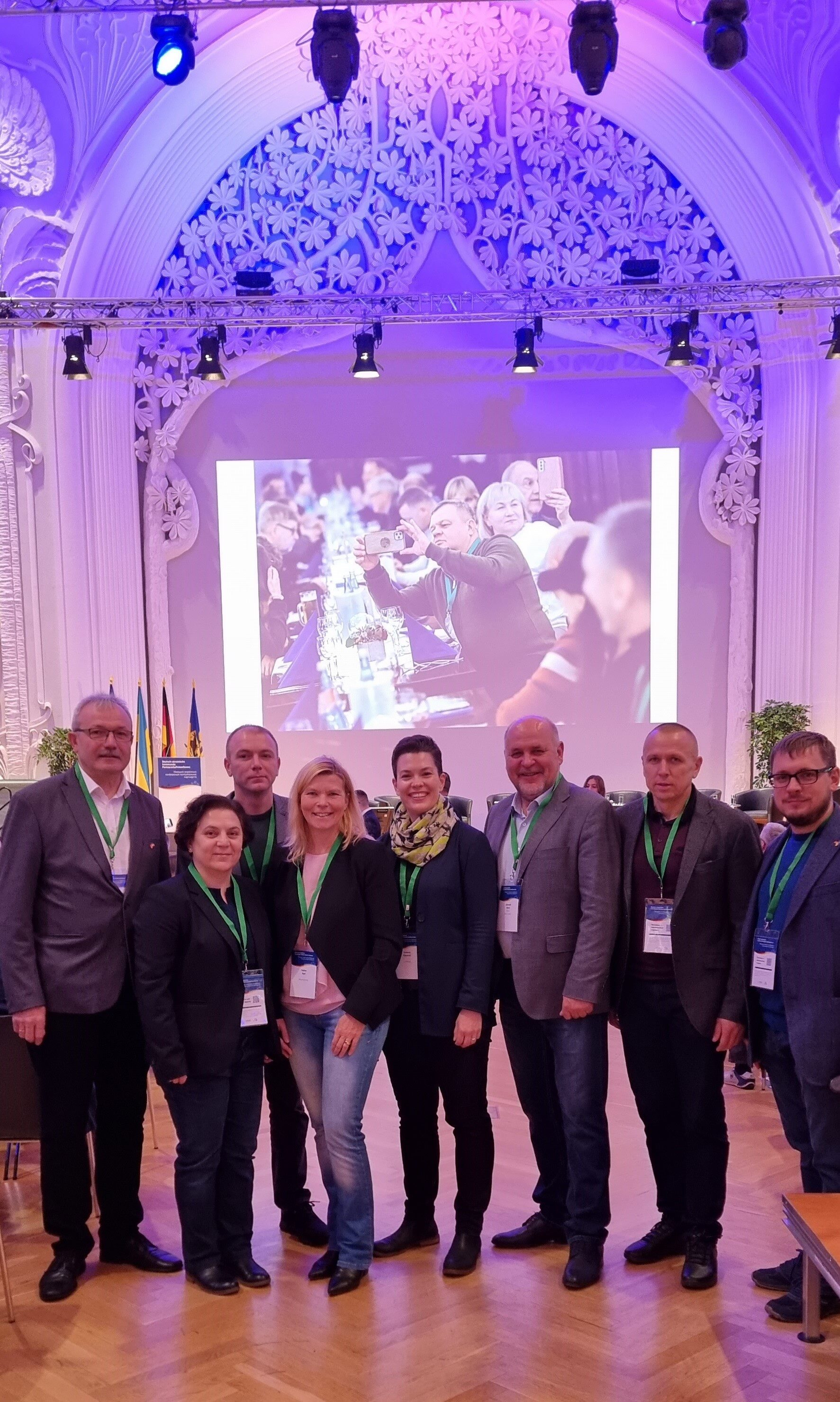 Delegation aus Bila Zerkwa zusammen mit Vertreterinnen der Städte Braunschweig und Lüneburg sowie Igor Piroschik, Vorsitzender des Vereins Freie Ukraine Braunschweig e.V. bei der deutsch-ukrainische kommunalen Partnerschaftskonferenz 2023 (Wird bei Klick vergrößert)