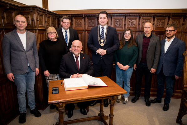 Eintragung ins Goldene Buch der Stadt Braunschweig, v.l. nach r.: Vasyl Morskyi, stellvertretender Bürgermeister Bila Zerkwa, Susanne Hahn, Vorstandsmitglied der SPD-Fraktion, Thorsten Köster, Fraktionsvorsitzender der CDU, Gennadii Dykyi, Bürgermeister Bila Zerkwa, Oberbürgermeister Dr. Thorsten Kornblum, Lisa-Marie Jalyschko, Fraktionsvorsitzende Bündnis 90/Die Grünen, Anatolii Liashenko, Mitglied des Stadtrats Bila Zerkwa, und Roman Tytykalo, Abgeordneter des Kiewer Regionalrats. (Wird bei Klick vergrößert)