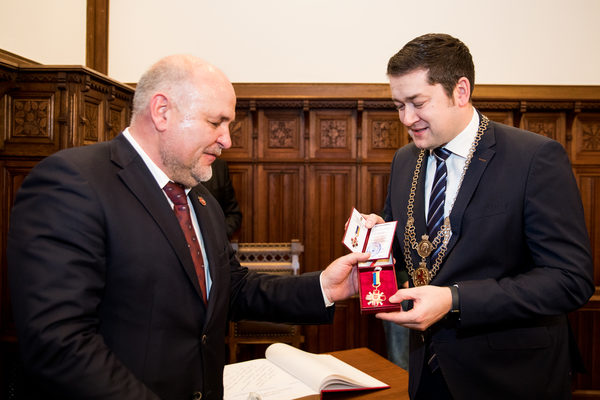 Bürgermeister Gennadii Dykyi überreicht Oberbürgermeister Dr. Thorsten Kornblum im Namen des Stadtrates von Bila Zerkwa einen Orden für besondere Verdienste. (Wird bei Klick vergrößert)