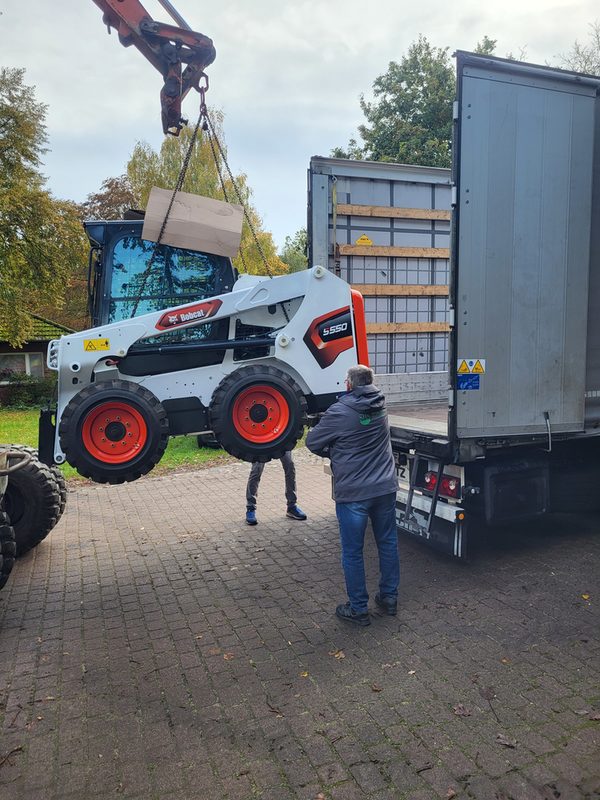 Eines der beiden Bobcats wird in Lüneburg für den Transport in die Solidaritätspartnerstadt Bila Zerkwa vorbereitet. (Wird bei Klick vergrößert)