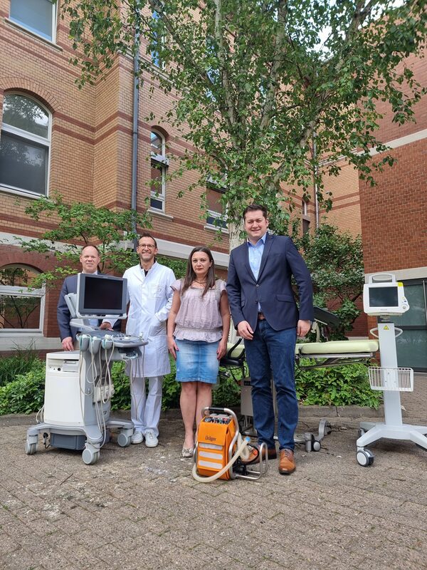 V.l.n.r. Michael Thieleking, Leiter der Medizintechnik des Städtischen Klinikums Braunschweig, Prof. Dr. Thomas Gösling, Ärztlicher Direktor des Städtischen Klinikums Braunschweig, Lena Herberg, stellvertretende Vorsitzender des Vereins Freie Ukraine Braunschweig und Oberbürgermeister Dr. Thorsten Kornblum bei der Spendenübergabe. (Wird bei Klick vergrößert)