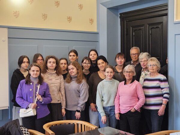 Bürgermeisterin Annegret Ihbe (rechts im Bild) begrüßt die Studentinnen und begleitenden Dozentinnen aus Bila Zerkwa sowie Dr. Joachim Beutler, Vorsitzender des Vereins Moct e.V. und weitere Vereinsmitglieder. (Wird bei Klick vergrößert)