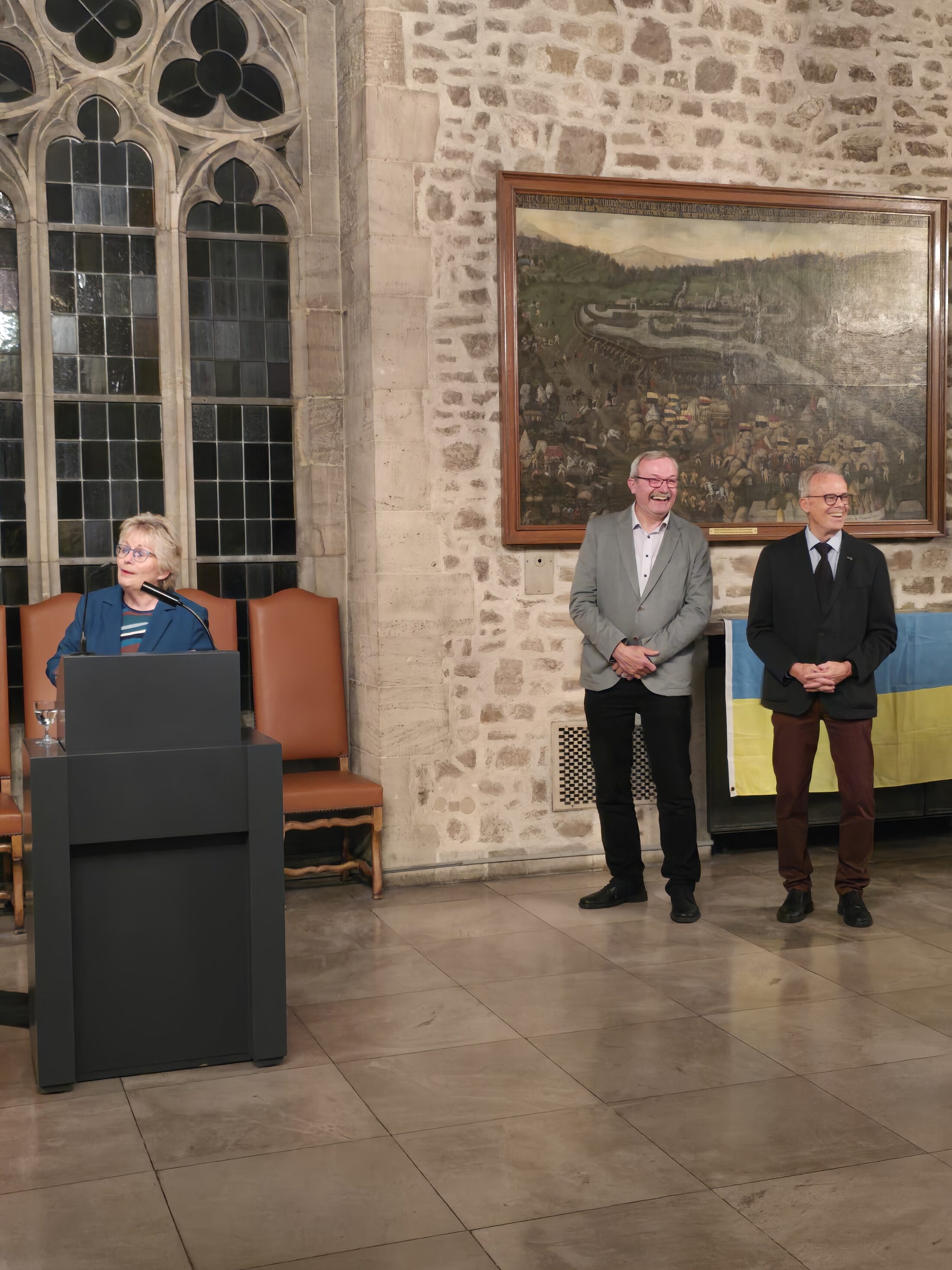 Bürgermeisterin Annegret Ihbe empfängt die Gäste aus Bila Zerkwa in der Dornse des Altstadtrathauses, hier mit Igor Piroschik, Vorsitzender des Vereins Freie Ukraine Braunschweig, und Dr. Joachim Beutler, Vorsitzender des Vereins Moct e.V. (Wird bei Klick vergrößert)