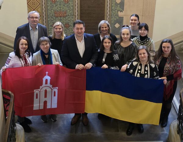 Oberbürgermeister Dr. Thorsten Kornblum begrüßt die Gästegruppe aus der Ukraine im Rathaus, hier mit Mitarbeiterinnen des Fachbereichs Kinder, Jugend und Familie sowie der Stelle Internationale Beziehungen sowie Igor Piroschik und Lena Herberg vom Verein Freie Ukraine Braunschweig.) (Wird bei Klick vergrößert)