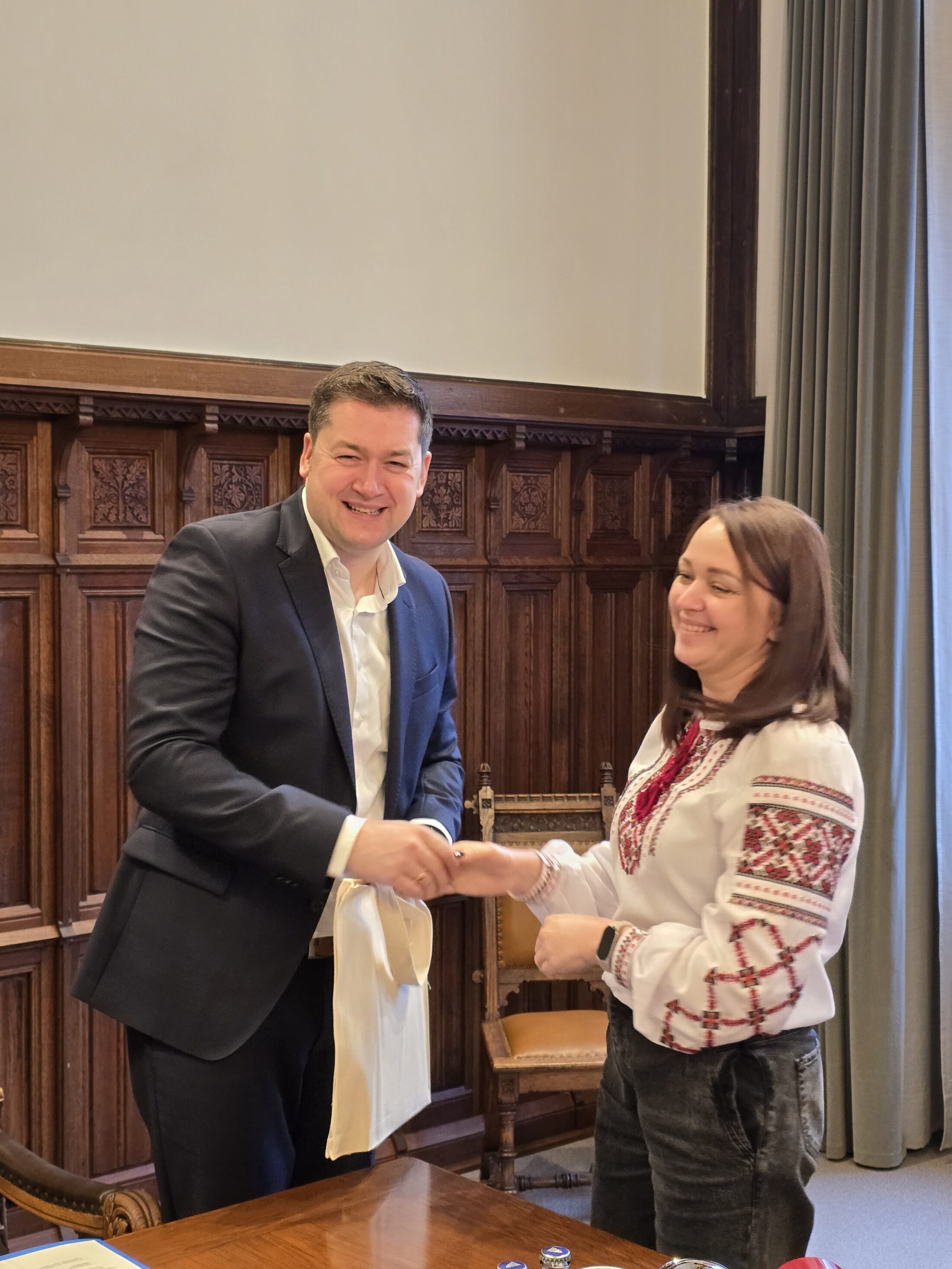 Oberbürgermeister Dr. Thorsten Kornblum begrüßt Yuliia Orel, Leiterin der Wirtschaftsabteilung der Stadt Bila Zerkwa und Mitglied im dortigen Stadtrat. (Wird bei Klick vergrößert)