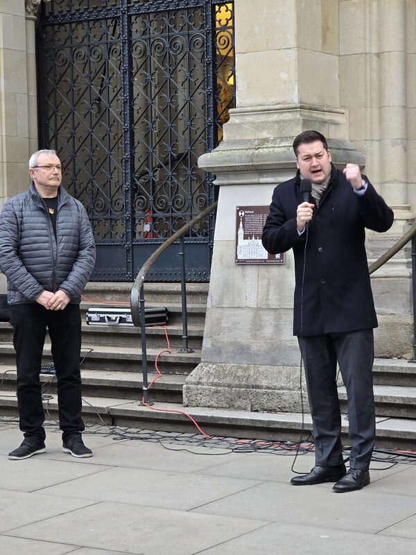 Igor Piroschik, Vorsitzender des Vereins Freie Ukraine Braunschweig, und Oberbürgermeister Dr. Thorsten Kornblum. (Wird bei Klick vergrößert)