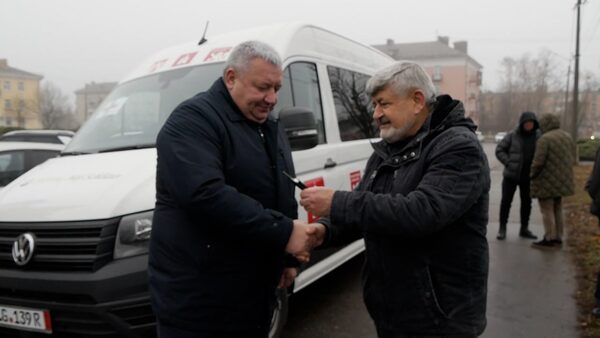 Kolja Daskewitsch, Mitarbeiter der Stiftung Hof Schlüter, übergibt im Auftrag der Städte Braunschweig und Lüneburg den VW Crafter mit Rollstuhlrampe an Stadtrat Volodymyr Vovkotrub. (Wird bei Klick vergrößert)