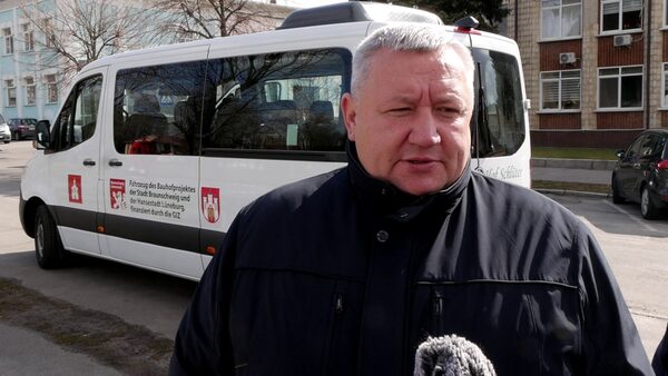 Stadtrat Volodymyr Vovkotrub bei der Übergabe des Sprinters. (Wird bei Klick vergrößert)