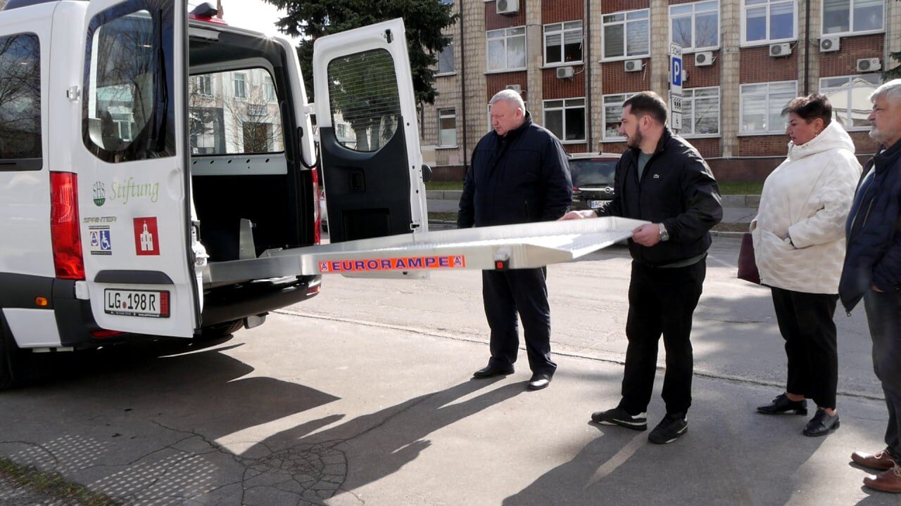 Der Sprinter ist mit Rollstuhlrampe ausgestattet. (Wird bei Klick vergrößert)