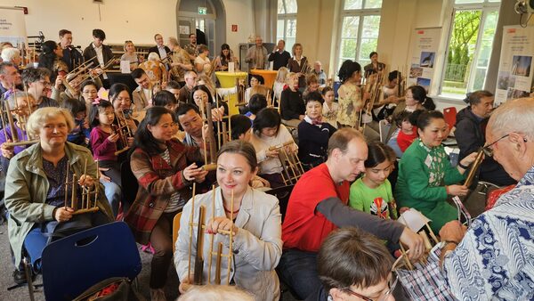 Mitmach-Aktion für alle Gäste - Angklung-Workshop (Wird bei Klick vergrößert)