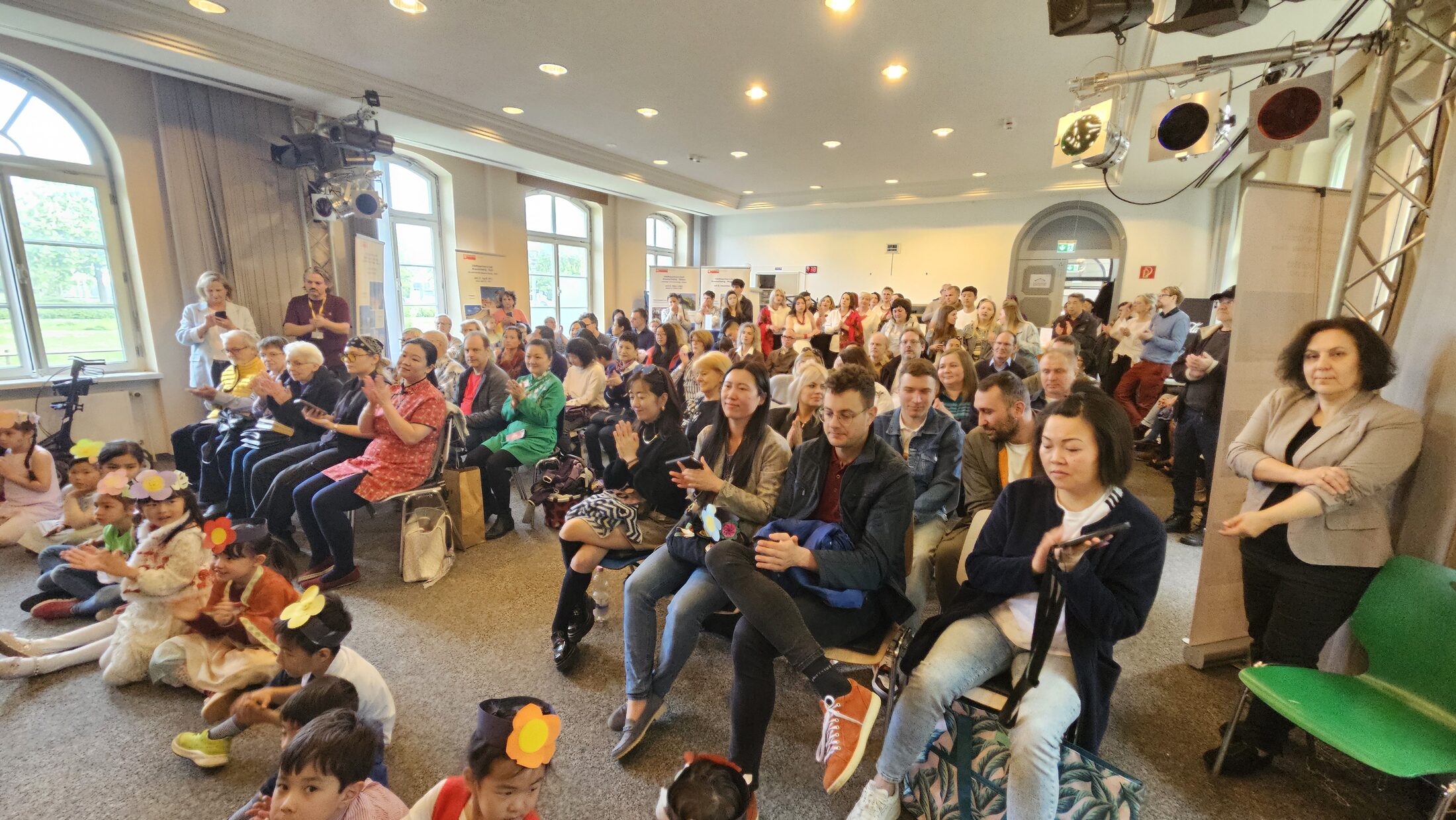 Kulturprogramm im großen Saal im Haus der Kulturen. (Wird bei Klick vergrößert)