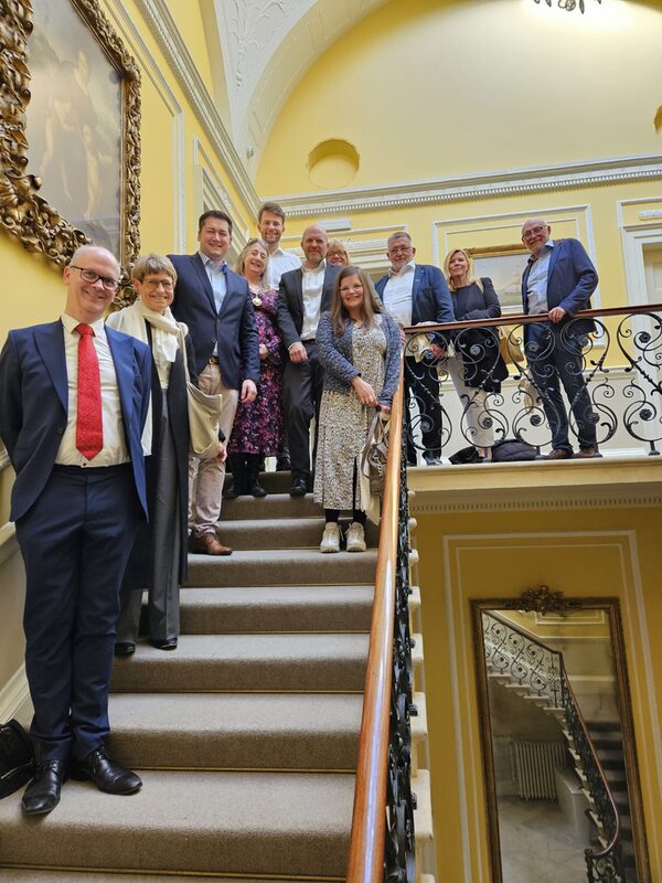 Besuch der Bath Spa University – v.l.n.r. Prof. Ian Gadd, Bath Spa University, Prof. Dr. Angela Ittel, Präsidentin der TU Braunschweig, Oberbürgermeister Dr. Thorsten Kornblum, Bürgermeisterin Dine Romero Gerrit Stühmeier, Mitglied des Rates der Stadt Braunschweig, Dr. Florian Löbermann, Hauptgeschäftsführer der IHK, Susanne Hahn, , Mitglied des Rates der Stadt Braunschweig, Lisa-Marie Jalyschko, Mitglied des Rates der Stadt Braunschweig, Detlef Bade, Präsident der Handwerkskammer, Sabine Apel, Stadt Braunschweig, Eckhard Sudmeyer, Hauptgeschäftsführer Handwerkskammer. (Wird bei Klick vergrößert)