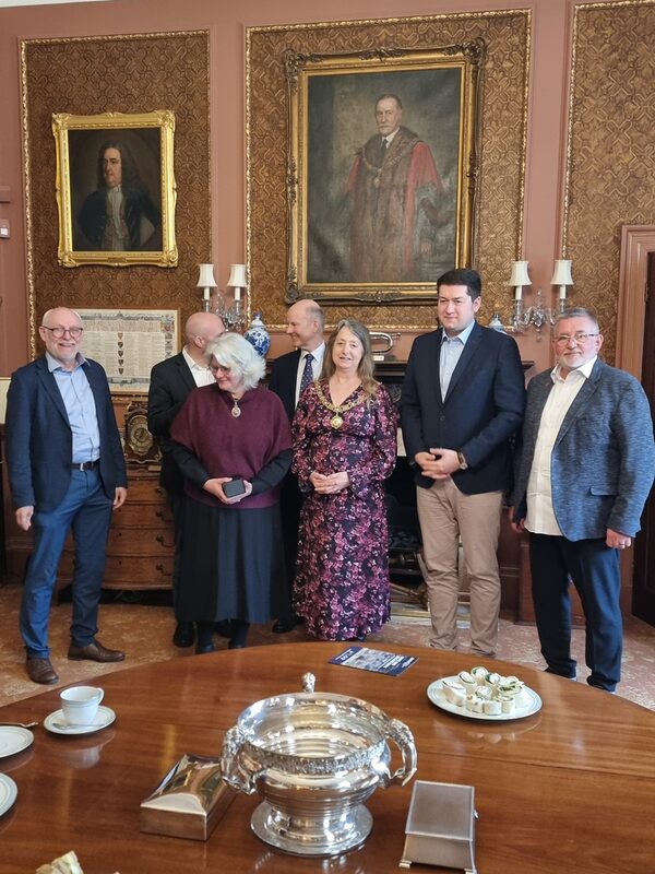 Eckhard Sudmeyer, Hauptgeschäftsführer Handwerkskammer,Dr. Florian Löbermann, Hauptgeschäftsführer der IHK, Allison Herbert, BIID, Alastair Colston, Präsident der Handelskammer Bath, Bürgermeisterin Dine Romero, Oberbürgermeister Dr. Thorsten Kornblum und Präsident der Handwerkskammer. (Wird bei Klick vergrößert)