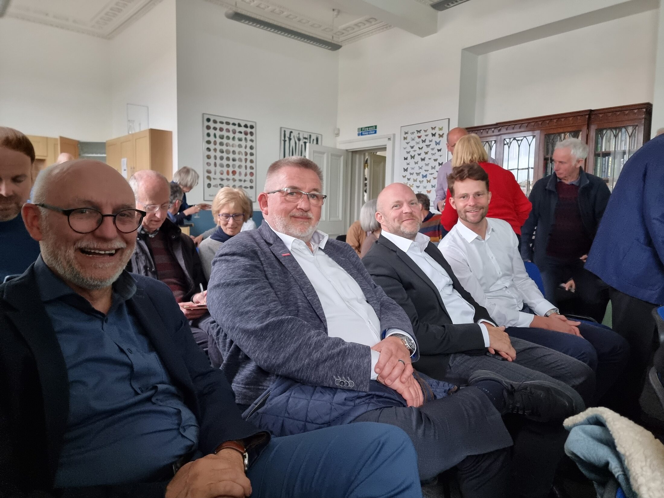 Eckhard Sudmeyer, Hauptgeschäftsführer Handwerkskammer,Detlef Bade, Präsident der Handwerkskammer, Dr. Florian Löbermann, Hauptgeschäftsführer der IHK und Gerrit Stühmeier, Ratsmitglied, während des Vortrags in der Bath Royal Literary and Scientific Institution. (Wird bei Klick vergrößert)